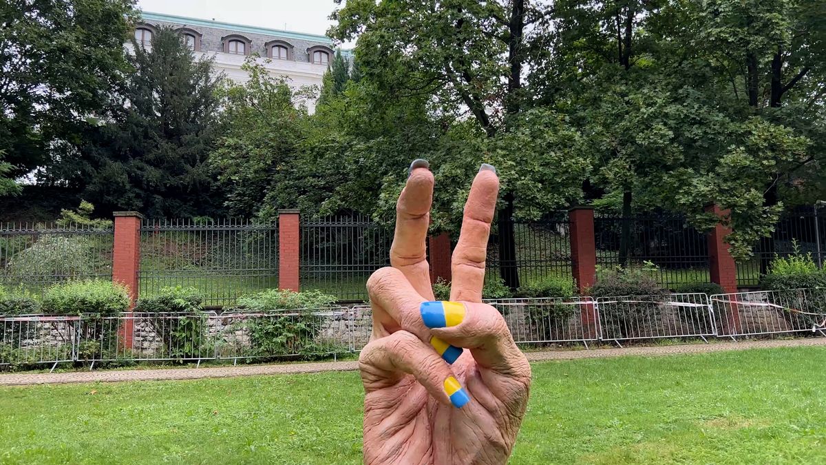 Na podporu Ukrajiny stojí před ruskou ambasádou ruka s  „véčkem“